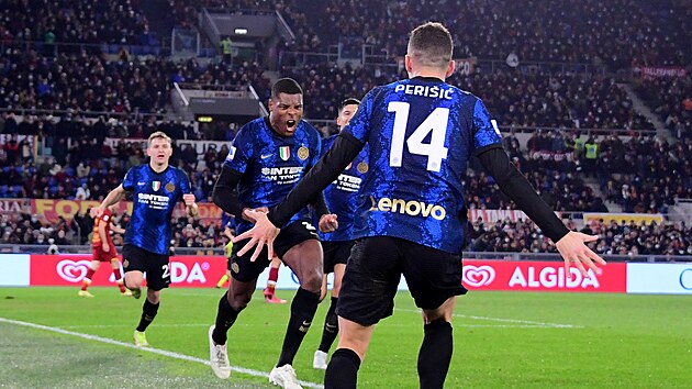 Denzel Dumfries z Interu Milán oslavuje třetí trefu svého týmu v utkání na stadionu AS Řím.