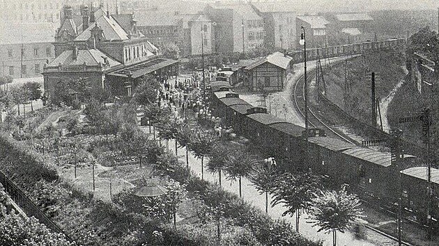 Nádraží Vyšehrad v roce 1914. Vedle staniční budovy byl upravený parčík, který lemovaly okrasné stromy. GPS: 50.0678069N, 14.4194656E