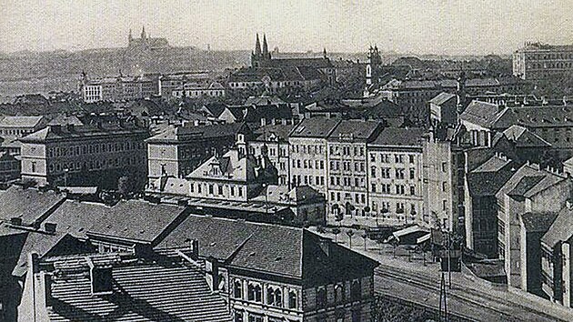 Pražské železniční nádraží Vyšehrad (uprostřed) na pohlednici ze začátku 30. let minulého století