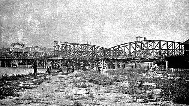 Výměna původního mostu na Pražské spojovací dráze za ten současný v roce 1901. Doprava byla tehdy přerušena na pouhé dva dny.