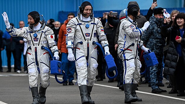 Kosmonaut Roskosmosu Alexandr Miurkin, japonsk podnikatel Jusaku Maezawa a jeho asistent Jozo Hirano ve skafandrech krtce ped startem na Mezinrodn vesmrnou stanici (ISS) na kosmodromu Bajkonur.