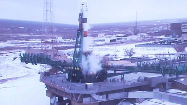Raketa Sojuz-2.1a stojí na startovací rampě č. 31 na kosmodromu Bajkonur.