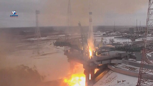 Start rakety Sojuz-2.1a ze startovac rampy . 31 na kosmodromu Bajkonur s kosmonautem Alexandrem Miurkinem a japonskmi turisty Jusakuem Maezawaem a Jozoem Hiranoem.