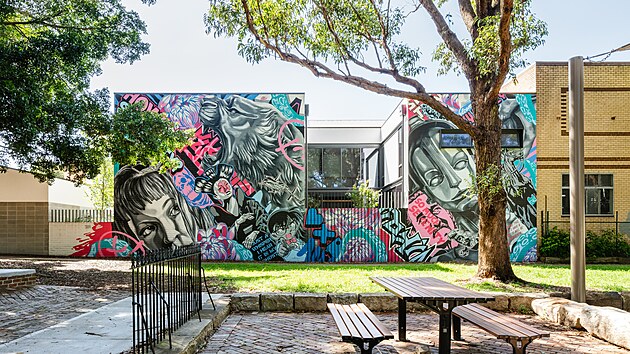 Dům na předměstí australského Sydney se tváří extrovertně, zdání však klame. Majitel má rád svůj klid. Autorem fasády je designér a ilustrátor Alex Lehours.