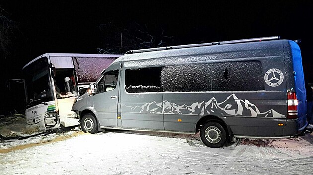 Nehoda autobusu a dodávky u obce Krásná na Chebsku. (4. prosince 2021)