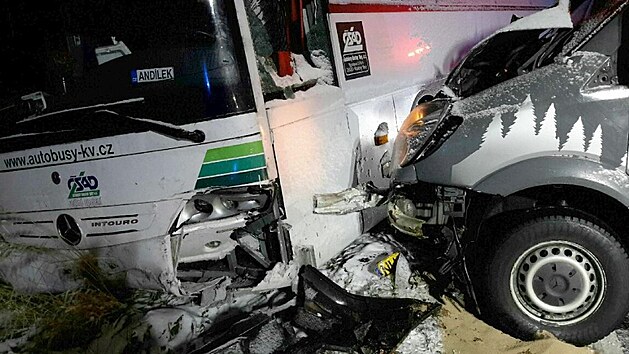 Nehoda autobusu a dodávky u obce Krásná na Chebsku. (4. prosince 2021)