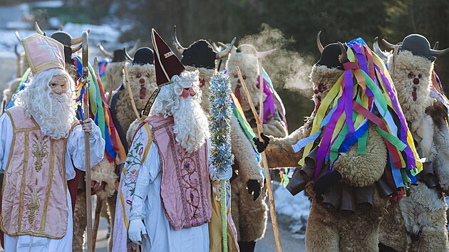 Na Valašsku o víkendu vrcholí mikulášské oslavy. Vesnicemi - tak jako ve Francově Lhotě - obcházejí postavy Mikuláše, kterého následuje tlupa Čertů, s Koníkem, Smrtkou. (3. prosince 2021)