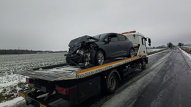 Jedno úmrtí a dvě těžká zranění si vyžádala nehoda dvou osobních aut mezi Rakovníkem a Lišany. Jedno auto dostalo zřejmě smyk a přejelo do protisměru. (4. prosince 2021)
