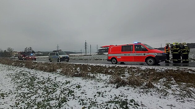 Jedno mrt a dv tk zrann si vydala nehoda dvou osobnch aut mezi Rakovnkem a Liany. Jedno auto dostalo zejm smyk a pejelo do protismru. (4. prosince 2021)