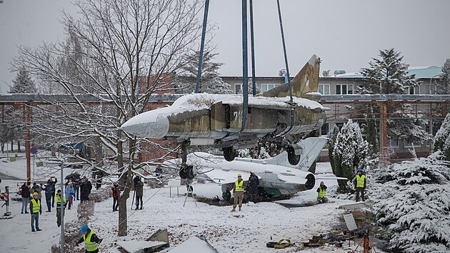 Krátce po poledni dnes vyjel konvoj s nadzvukovou stíhačkou MiG-23MF z pražských Malešic do leteckého Muzea v Kunovicích. (4. prosince 2021)