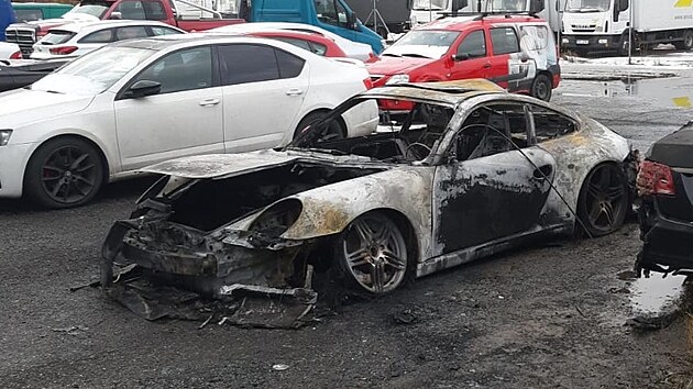 Požár osobního auta v Dolních Břežanech nedaleko Prahy. (5. prosince 2022)