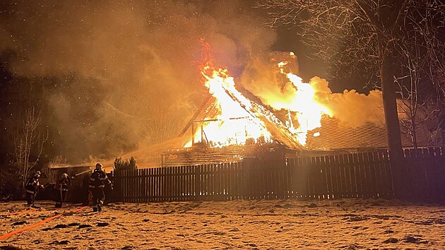 Požár rodinného domu v Karlovicích na Bruntálsku. (5. prosince 2021)