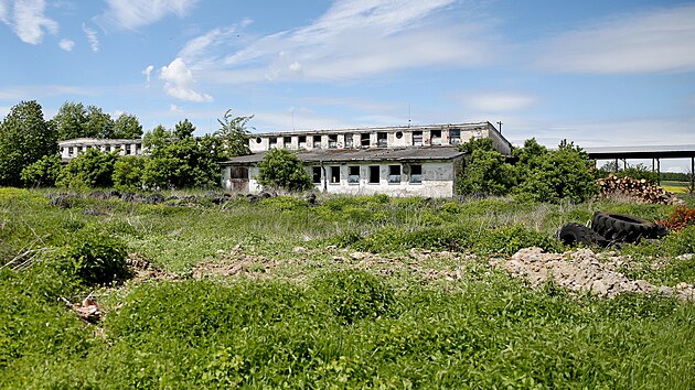 Velkokapacitní výkrmna prasat má vzniknout na místě chátrajícího zemědělského družstva u Štítar. Vedle něj vede křižovatka k vranovské pláži i několik turistických stezek.
