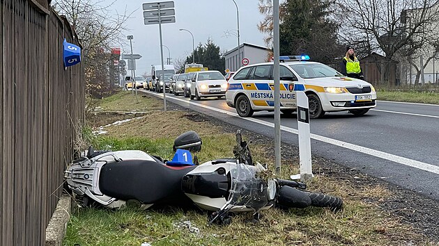 Motorkář havaroval na silnici mezi Jesenicí u Prahy a Hodkovicemi (7. 12. 2021)