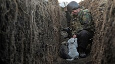 Ukrajinský voják v zákopech na donbaské front (10. dubna 2021)