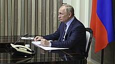 Ruský prezident Vladimir Putin během videokonference s americkým protějškem...