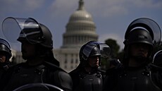 Washington D.C. Policejní tkoodnci ped Kapitolem pihlíí demonstraci...