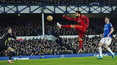 Mohamed Salah z Liverpoolu zakonuje na hiti Evertonu.