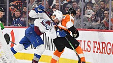 Ivan Provorov (vpravo) z Philadelphie a Gabriel Landeskog z Colorada.