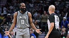 James Harden z Brooklynu si povídá s rozhod�ím Aaronem Smithem.