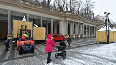 Správa lázeských park odvezla stánky ze zruených vánoních trh u Mlýnské...
