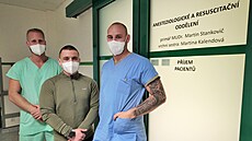 T�i z celkem �ty� voják� 41. mechanizovaného praporu v �atci, kte�í pomáhají na...