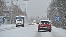 Husté sněžení a silný vítr od rána komplikuje provoz v Ústeckém kraji. Na...