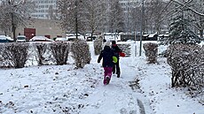Dti v Praze si uívají napadaný sníh. (4. prosince 2021)