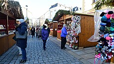 Uzavené vánoní trhy v centru Olomouce vystídal zimní jarmark, na který o...