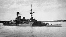 Bitevní kiník HMS Repulse vyplouvá 8. prosince 1941 ze Singapuru.
