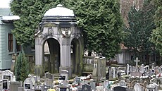 Hrobka rodu Wolfrumů na hřbitově v Krásném Březně