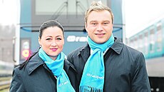 Zam�stnanci �eských drah nosí i modré �ály.