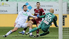 Spar�anský obránce Dávid Hancko (uprost�ed) se brán�ný Antonínem K�apkou sna�í...