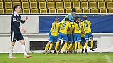 Fotbalisté Teplic se radují z gólu v utkání proti Zlínu.