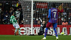 Marc-Andre ter Stegen, branká� Barcelony, inkasuje gól z kopa�ky Juanmiho z...