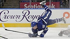 Mitch Marner z Toronta letí vzduchem po podraení od coloradského obránce...