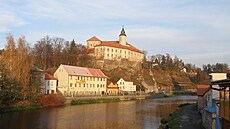 Hrad Lede nad Sázavou shlíí ve své majestátnosti na eku Sázavu ji dlouhá...