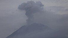 Nejvyí sopka Semeru na ostrov Jáva v Indonésii chrlila popel, spalující plyn...