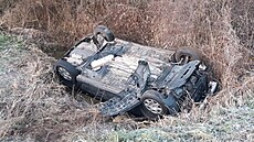 Auto s matkou a dv�ma d�tmi skon�ilo ve strouze potoka na st�e�e. Jedno z d�tí...