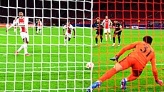 Sébastien Haller z Ajaxu otevírá skóre v zápase Ligy mistr proti Sportingu...
