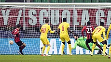 Fikayo Tomori z AC Milán dává gól Liverpoolu ve skupin Ligy mistr.