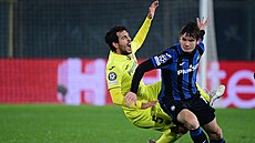 Marten De Roon z Atalanty se zbavuje Daniho Pareja z Villarrealu.