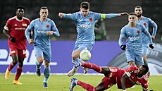 Luká Masopust (Slavia) peskakuje Sheralda Beckera z Unionu Berlín.