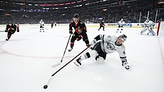 Brady Tkachuk (íslo 7) bhem utkání s Los Angeles.