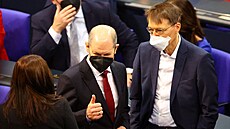 Sociální demokrat Olaf Scholz v Spolkovém sn�mu, kde se rozhoduje, zda bude...