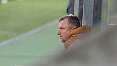 Sparťanský trenér Pavel Vrba sleduje utkání v Karviné.