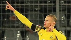 Norský střelec Erling Haaland slaví svou trefu v zápase Dortmundu s Bayernem...