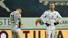 Zklamaní fotbalisté Slovácka Marek Havlík a Petr Reinberk bhem utkání s Plzní.