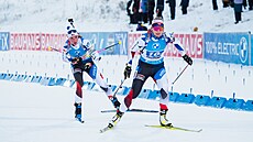 Lucie Charvátová (v pop�edí) p�ebírá �tafetu od Markéty Davidové.