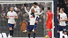 Lucas Moura (uprostřed) z Tottenhamu slaví vstřelený gól.